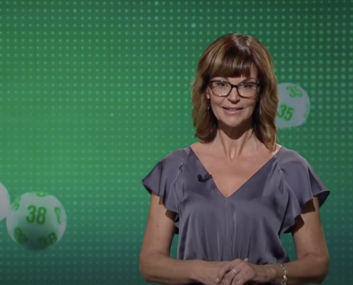 Evelyn Vysher moderiert den Siebenfach-Jackpot erstmals mit Brille