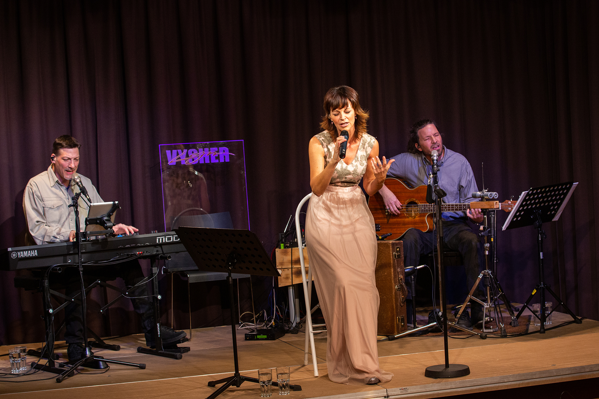 Evelyn Vysher mit Martin Mader am Keyboard und Martin Moz Matzinger am Bass und Schlagwerk